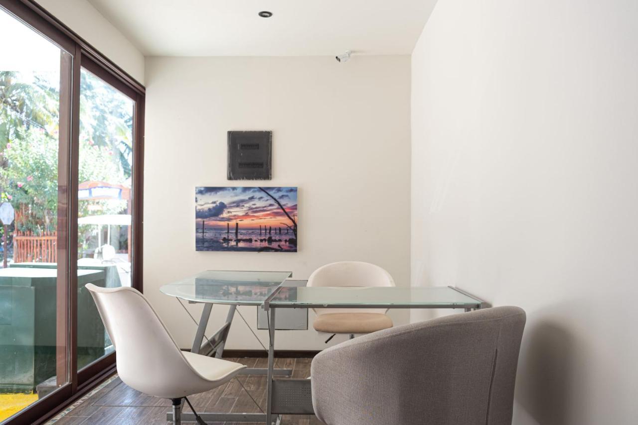 Hotel Mayari Holbox Luaran gambar A dining room with a glass table