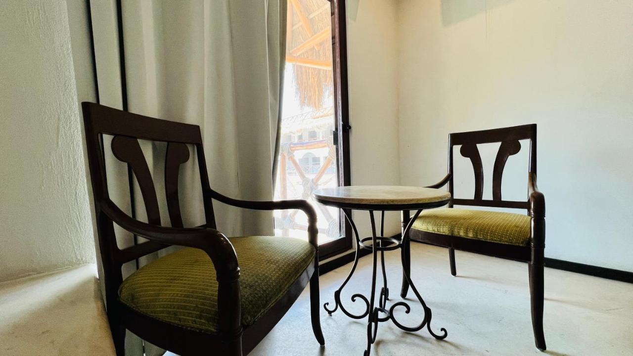 Hotel Mayari Holbox Luaran gambar A table and two chairs
