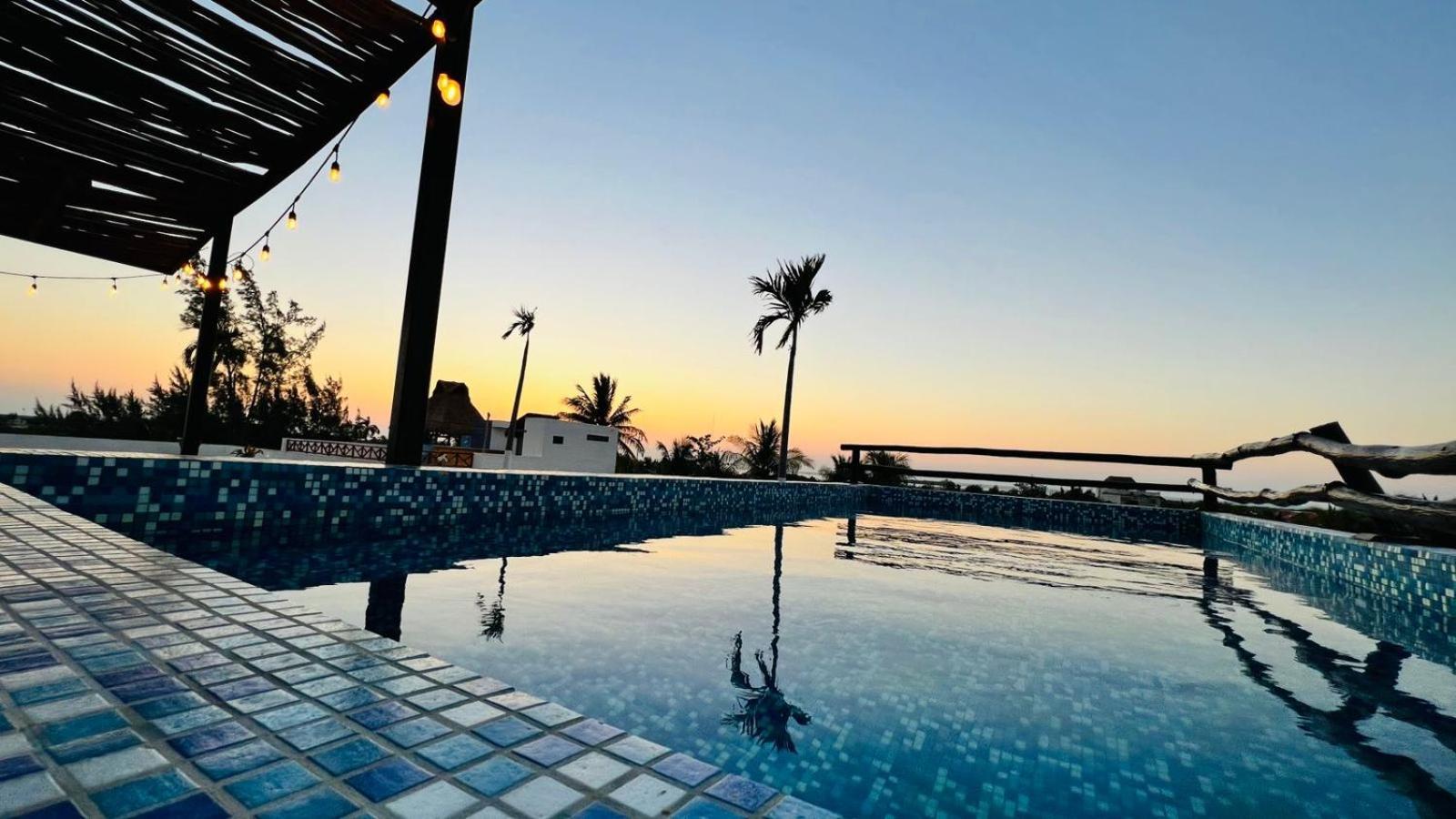 Hotel Mayari Holbox Luaran gambar Sunset at the pool